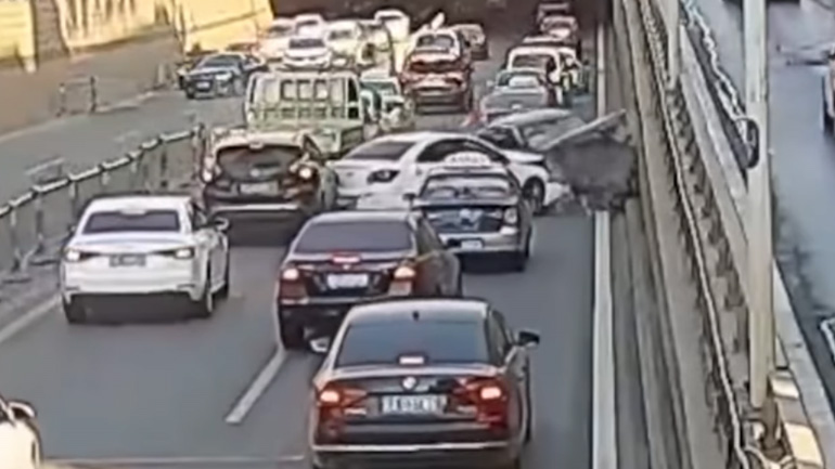 Οδηγός προκαλεί τον πανικό σε κεντρική λεωφόρο