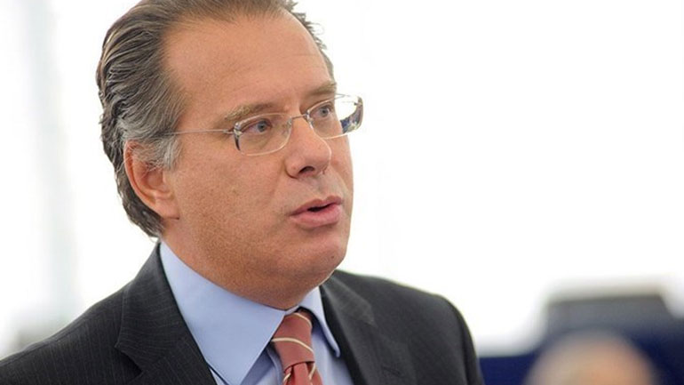 Κουμουτσάκος για Κοτζιά: Για να επιπλεύσει, διασύρει το διπλωματικό σώμα