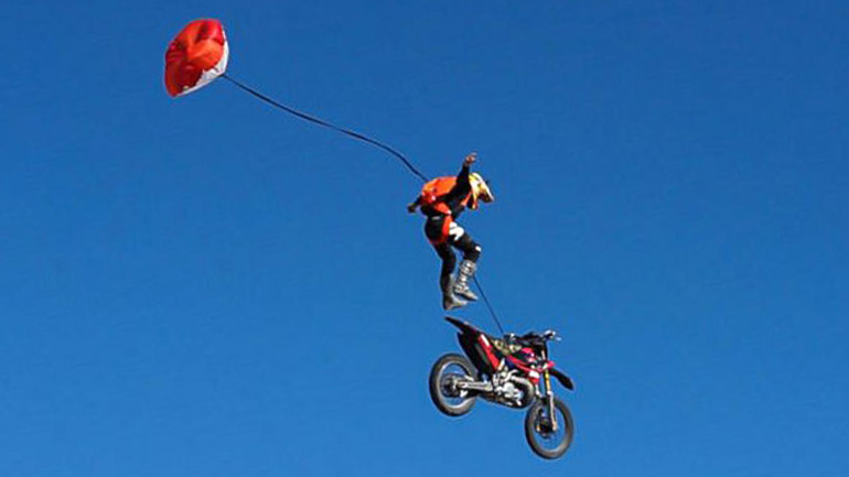 Αλεξίπτωτο και motocross, τι πιο φυσικό;