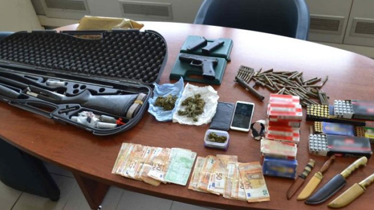 Κρήτη: Χειροπέδες σε πατέρα και γιο για όπλα και ναρκωτικά