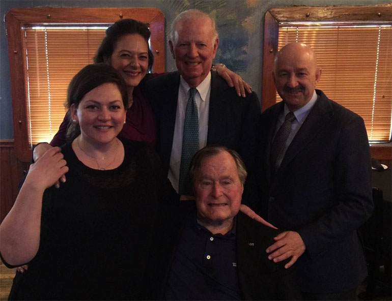 Ο Baker στο αγαπημένο του εστιατόριο