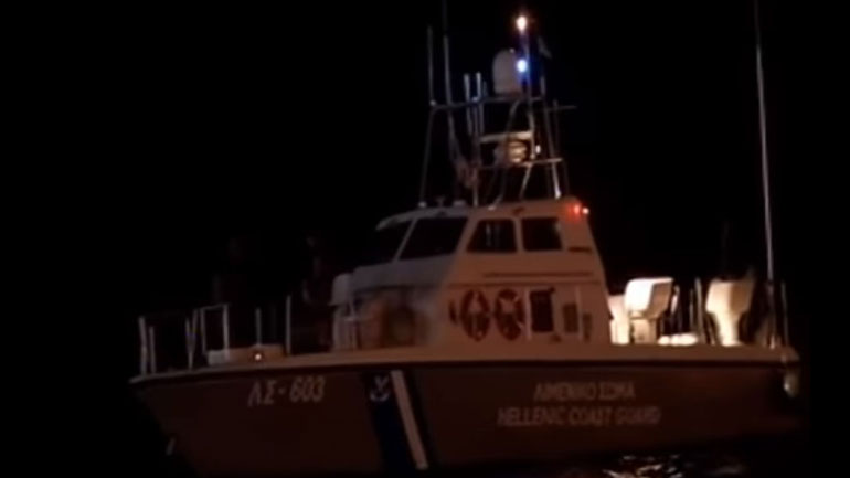 Σε εξέλιξη η επιχείρηση κατάσβεσης της φωτιάς σε φορτηγό πλοίο νοτιοανατολικά του ακρωτηρίου Ταινάρου