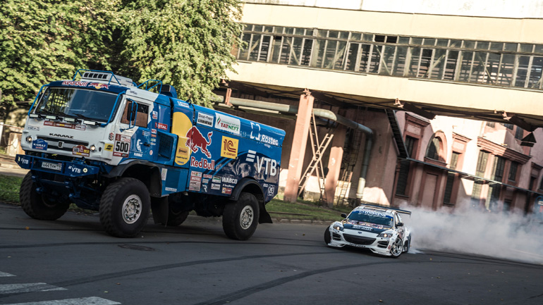 Εκπληκτική επίδειξη πλαγιολίσθησης από αυτοκίνητο και φορτηγό Εκπληκτική επίδειξη πλαγιολίσθησης από αυτοκίνητο και φορτηγό