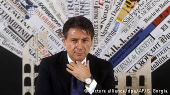 Δικλίδες ασφαλείας υπόσχεται στις Βρυξέλλες η κυβέρνηση του Τζουζέπε Κόντε