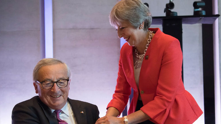 Στις Βρυξέλλες σήμερα η Μέι – Συναντάται με Γιούνκερ