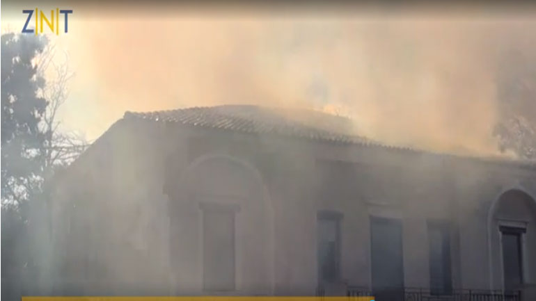 Ζάκυνθος: Ξέσπασε πυρκαγιά σε ιστορικό κέντρο διασκέδασης