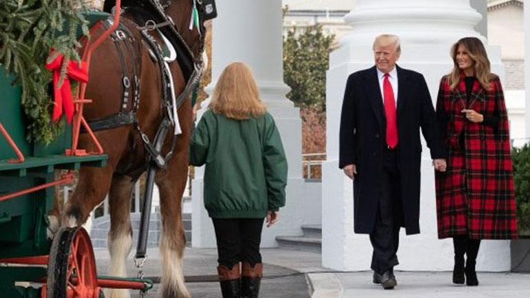 H Melania Trump υποδέχτηκε τα Χριστούγεννα στον Λευκό Οίκο με Louboutin μπότες!