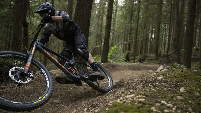 Ο Thomas Vanderham κατεβαίνει τάπα μονοπάτι στο Vancouver