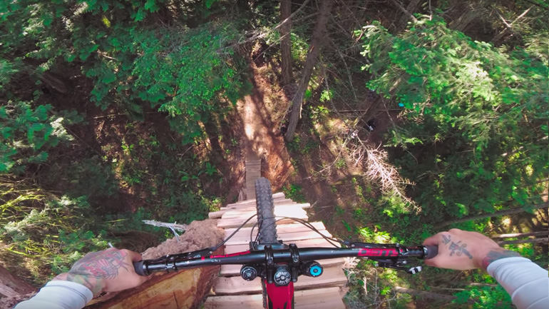 Αυτός ο ποδηλάτης είναι 100% τρελός!