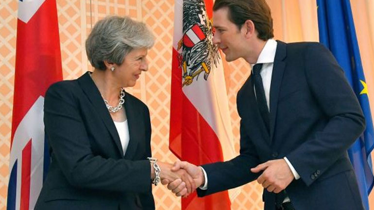 Στο Λονδίνο ο Κουρτς για να στηρίξει τη Μέι στο θέμα του Brexit