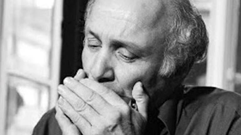 Ο δεξιοτέχνης της φυσαρμόνικας Μάνος Αβαράκης έρχεται στο Ιδιόμελο