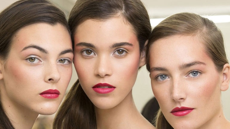 Πώς να εφαρμόσετε το ρουζ στα μήλα του προσώπου σας για τέλειο αποτέλεσμα