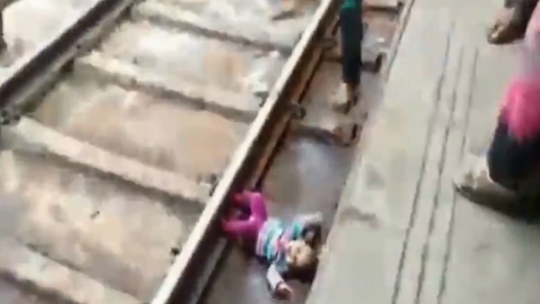 Τρένο πέρασε πάνω από μωρό και το μωρό είναι σώο και αβλαβές