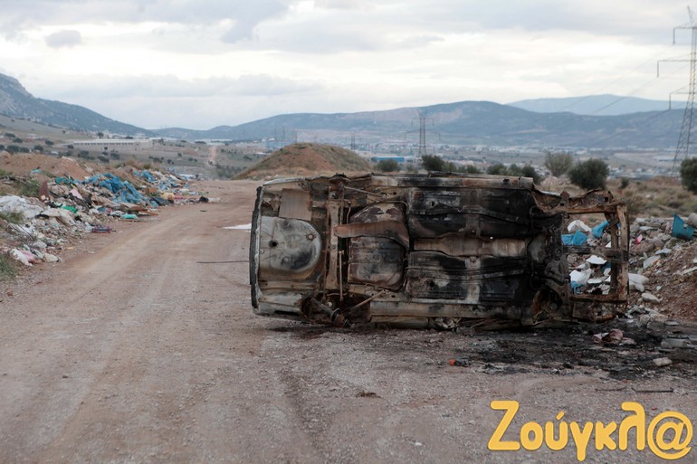 Δεν πρόκειται για μάντρα κατεστραμμένων οχημάτων, ούτε για τοποθεσία τροχαίου ατυχήματος. Αυτός ο δρόμος είναι η είσοδος του καταυλισμού...