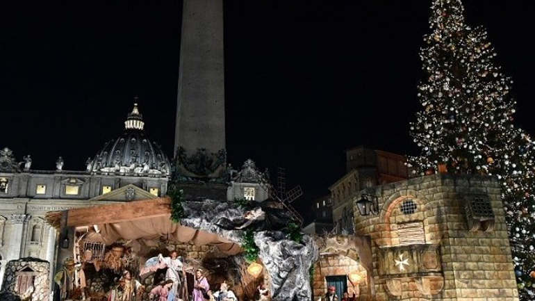 Έφθασε στην πλατεία του Αγίου Πέτρου το έλατο των Χριστουγέννων