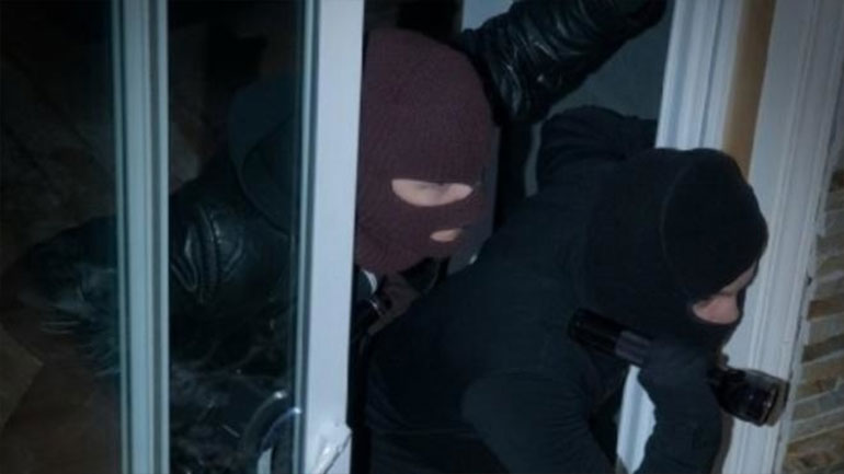 Από τον άγριο ξυλοδαρμό των ληστών πέθανε η 86χρονη στα Καμίνια