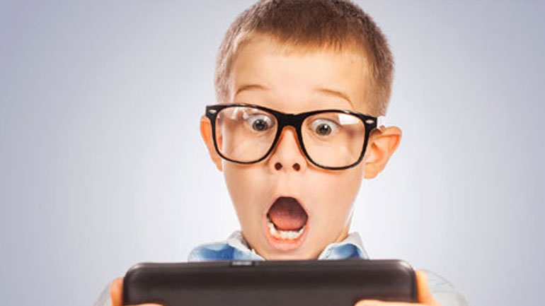 Tρεις επιπτώσεις που έχουν οι οθόνες στον εγκέφαλο ενός παιδιού