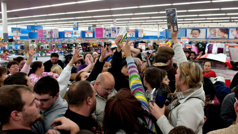 Black Friday: Οι Αμερικανοί αψήφησαν το κρύο και σχημάτισαν μεγάλες ουρές αναζητώντας τις πιο συμφέρουσες προσφορές