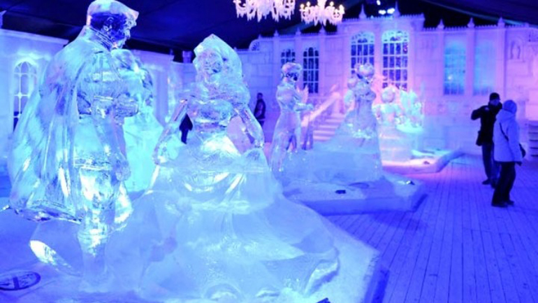Γλυπτά από πάγο παίρνουν ζωή με τη βοήθεια του φωτός και της εικόνας