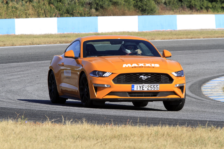 Η Ford Mustang 2.3 λίτρων αποδίδ ι290 ίππους, επιταχύνει στα 100 σε 5.5 δευτ. και έχει τελική 233χλμ./ώρα