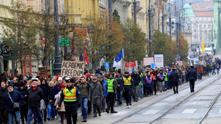 Ουγγαρία: Χιλιάδες φοιτητές στους δρόμους υπέρ του πανεπιστημίου του Τζορτζ Σόρος