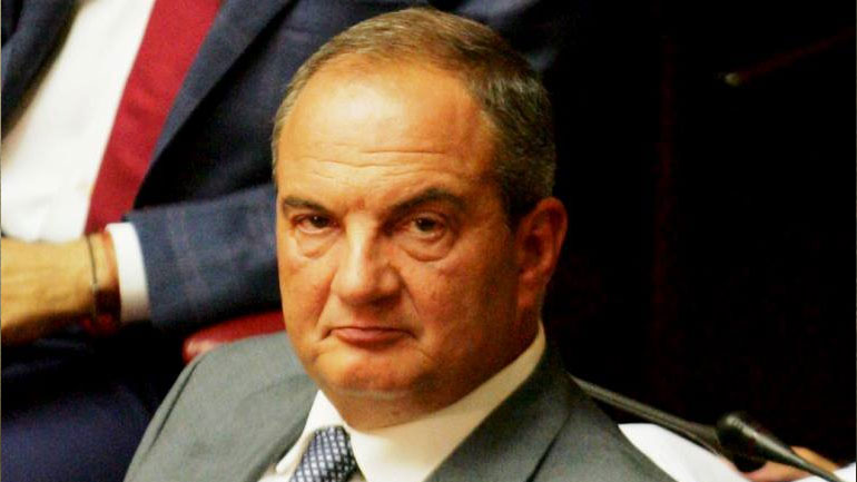 Στη Μύκονο για το μνημόσυνο της μητέρας του ο πρώην πρωθυπουργός Κ. Καραμανλής