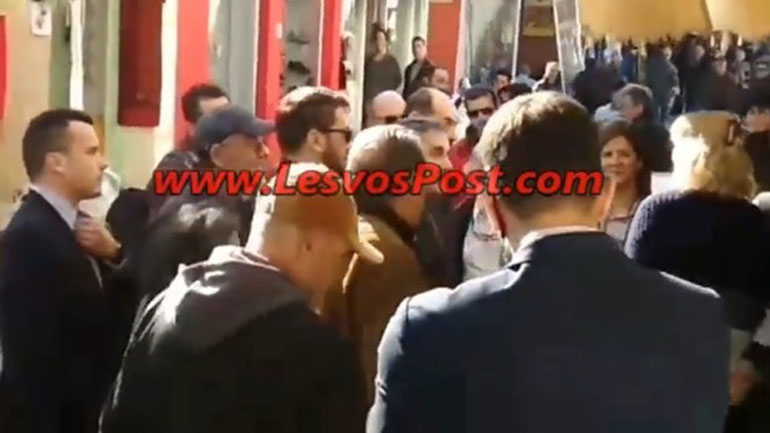 Αποδοκιμασίες πολιτών κατά Τσακαλώτου: «Ντροπή σας, καταστρέψατε την Λέσβο» Αποδοκιμασίες πολιτών κατά Τσακαλώτου: «Ντροπή σας, καταστρέψατε την Λέσβο»