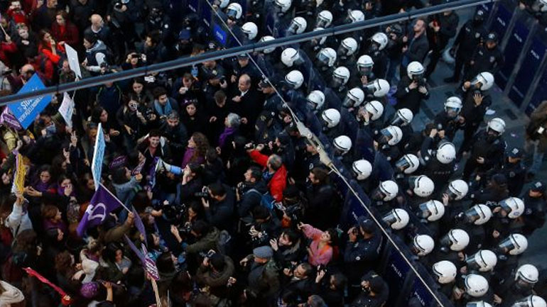 Τουρκία: Η αστυνομία έκανε χρήση δακρυγόνων για να αποτρέψει πορεία κατά της βίας σε βάρος των γυναικών
