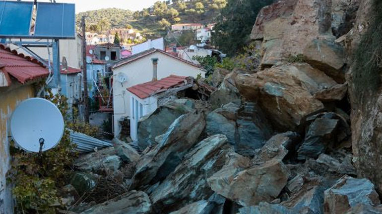 Πλωμάρι: Εκκενώνεται τμήμα του οικισμού που επλήγη από τις κατολισθήσεις