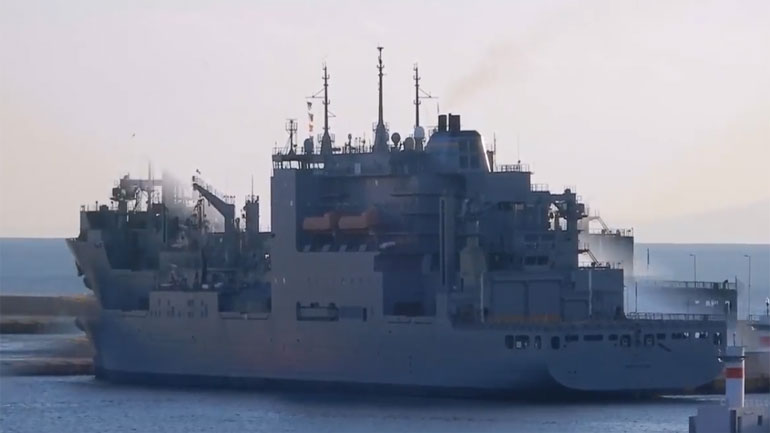 Το πολεμικό USNS Medgar Evers: αναχωρεί απο το λιμάνι του Πειραιά