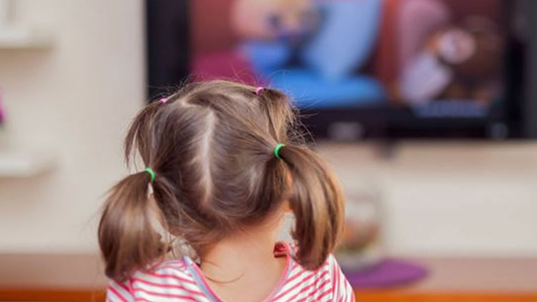 Μπορούν τα παιδιά κάτω των 2 ετών να βλέπουν τηλεόραση;