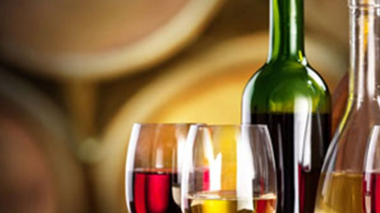 Βρετανία: Ο πωλητής κρασιών Majestic Wine αποθηκεύει μπουκάλια πριν από το Brexit