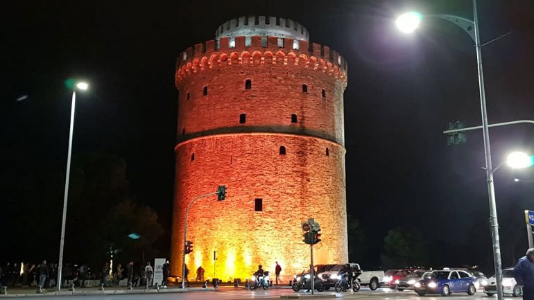 Ο Λευκός Πύργος άλλαξε χρώμα