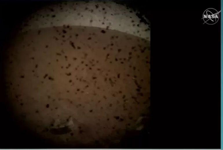 Η πρώτη εικόνα που έστειλε το InSight  από τον Άρη