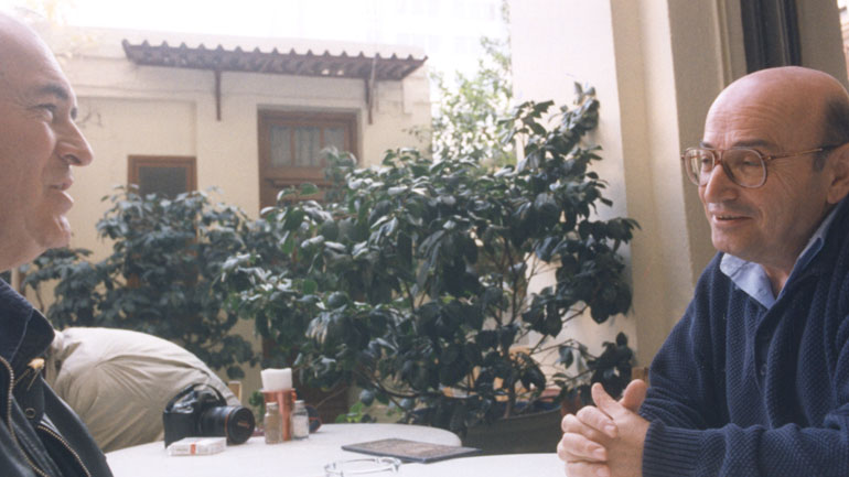 Θεόδωρος Αγγελόπουλος και Mπερνάρντο Μπερτολούτσι σε ουζερί στην πλατεία Αριστοτέλους - Από το φωτογραφικό αρχείο του Φεστιβάλ Κινηματογράφου Θεσσαλονίκης  