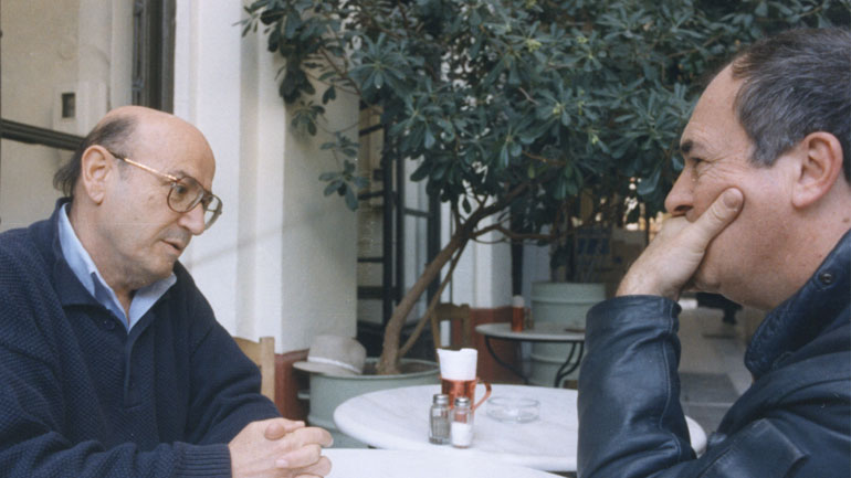 Θεόδωρος Αγγελόπουλος και Mπερνάρντο Μπερτολούτσι σε ουζερί στην πλατεία Αριστοτέλους - Από το φωτογραφικό αρχείο του Φεστιβάλ Κινηματογράφου Θεσσαλονίκης  