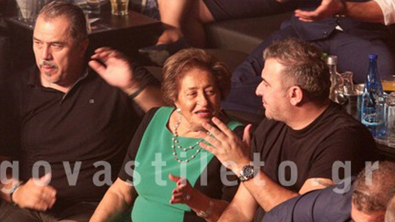 Αντώνης Ρέμος: Βραδινή εμφάνιση με τη μητέρα του στα μπουζούκια