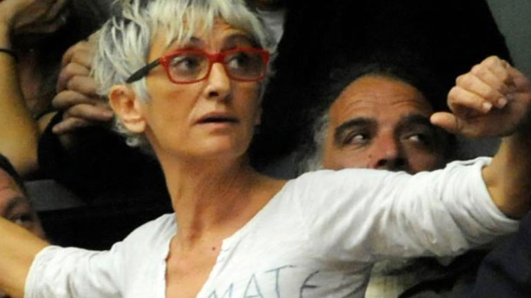 Στο στόχαστρο η γυναίκα που πέταξε την κότα στο Μαξίμου