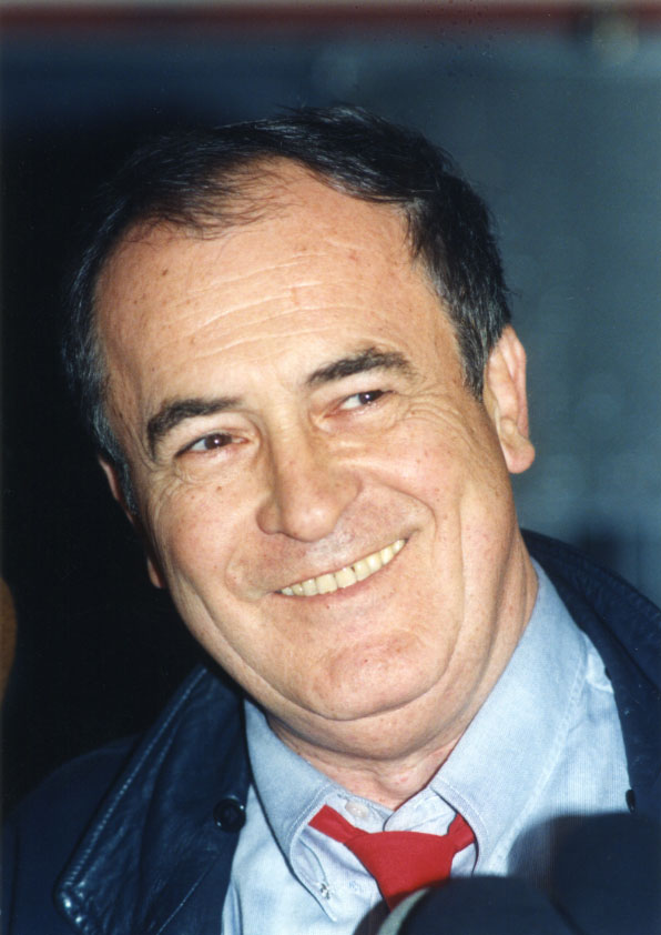 Θεόδωρος Αγγελόπουλος και Mπερνάρντο Μπερτολούτσι σε ουζερί στην πλατεία Αριστοτέλους - Από το φωτογραφικό αρχείο του Φεστιβάλ Κινηματογράφου Θεσσαλονίκης  