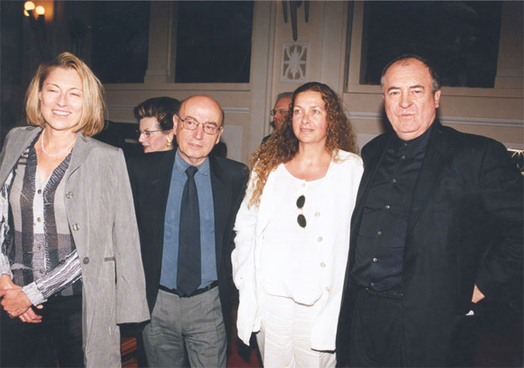 Φωτό από το Φεστιβάλ Κινηματογράφου Θεσσαλονίκης: Ο Μπερνάρντο Μπερτολούτσι και ο Θόδωρος Αγγελόπουλος με τις συντρόφους τους