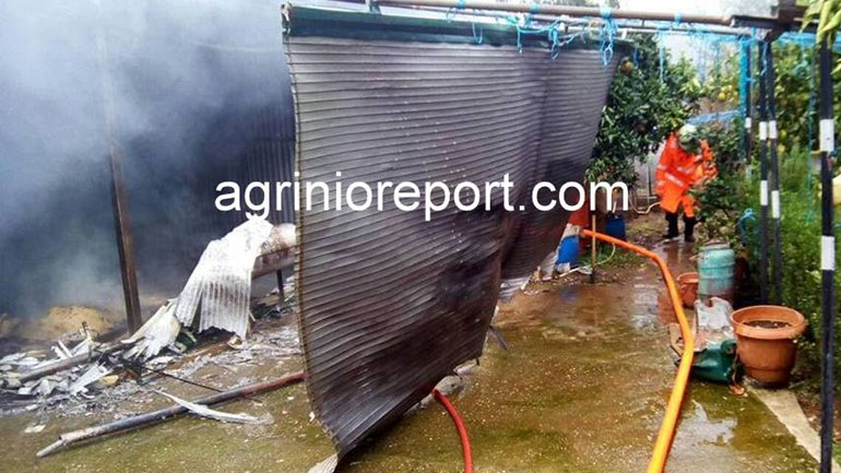 Αγρίνιο: Πυρκαγιά σε αποθήκη – Κάηκαν ολοσχερώς όχημα και τροχόσπιτο