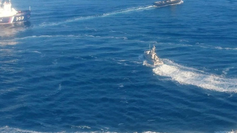 Κριμαία: Δικαστήριο διέταξε τη σύλληψη του πρώτου Ουκρανού ναύτη – Η ρωσική τηλεόραση μεταδίδει ζωντανά τις ανακρίσεις