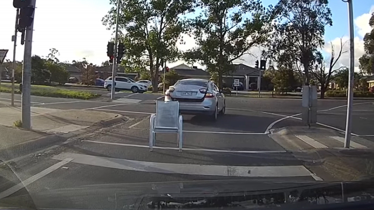 Τι δουλειά έχουν οι καρέκλες στη μέση του δρόμου; Τι δουλειά έχουν οι καρέκλες στη μέση του δρόμου;