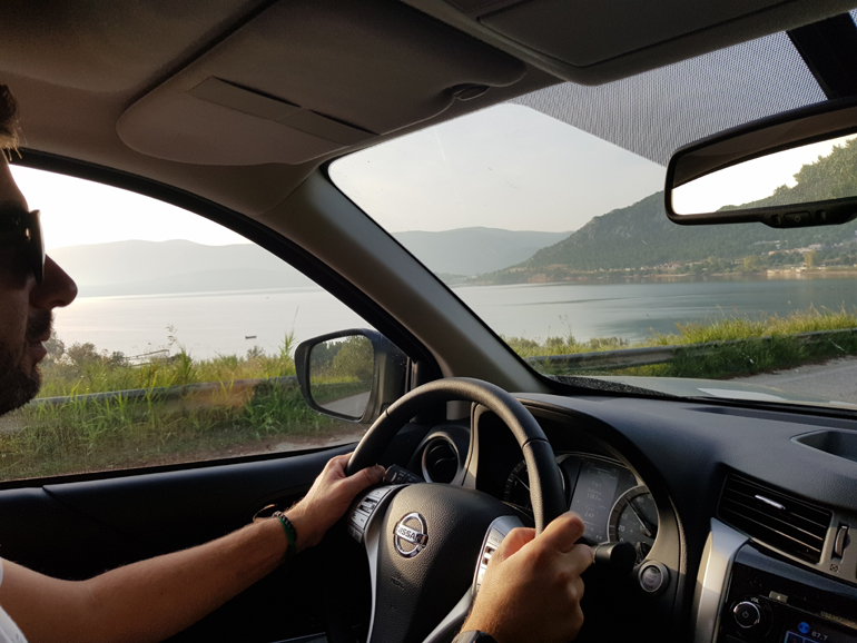 Δεν υπάρχει πιο ευχάριστο πράγμα από το να οδηγείς και να έχεις δίπλα σου τη θέλασσα...