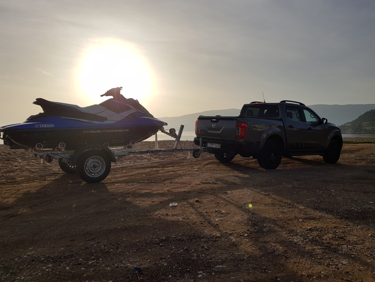 Nissan Navara N-Guard και Yamaha Wave Runner EX Deluxe