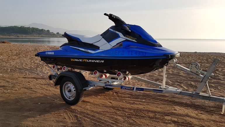 Το Yamaha EX Deluxe εφοδιάζεται με έναν κινητήρα 1.049 κ.εκ.