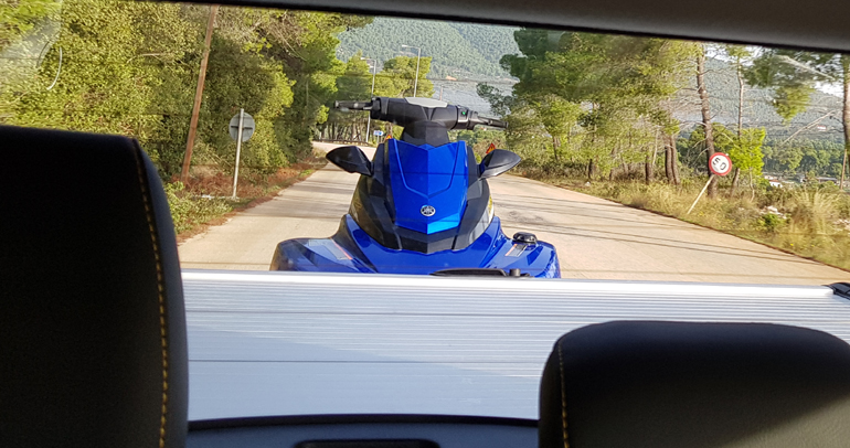 Αν δεν κοιτάξεις πίσω σου δεν καταλαβαίνεις ότι τραβάς κάτι με το Navara