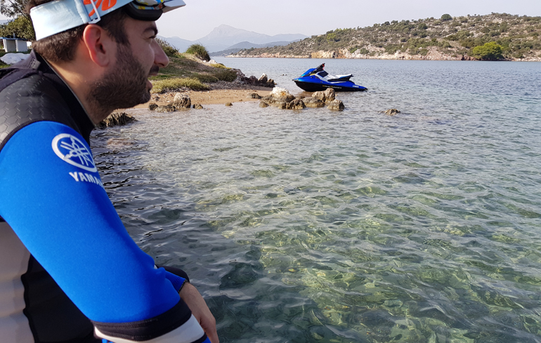 Στάση στο Δασκαλιό (απέναντι από τον Πόρο). Η εικόνα μιλά από μόνη της...