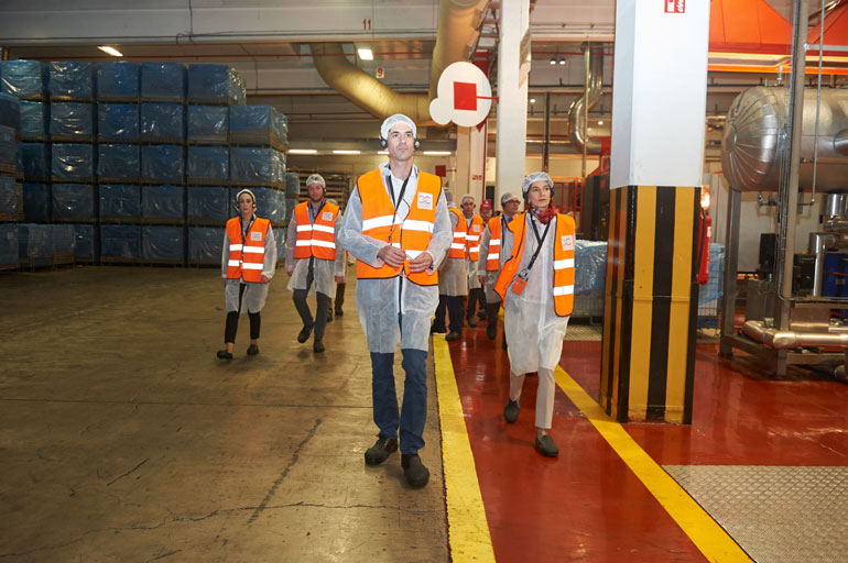 Η Πρέσβης της Βρετανίας κα Kate Smith και ο Περιφερειάρχης Στερεάς Ελλάδας κ. Κώστας Μπακογιάννης στο Σχηματάρι Mega-Plant