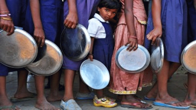 OHE: «Οι κυβερνήσεις στον κόσμο θα πρέπει να βγάζουν 185.000 ανθρώπους από την πείνα έως το 2030»